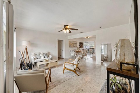 House in Tampa, Florida 4 bedrooms, 148.83 sq.m. № 1845395 - photo 6