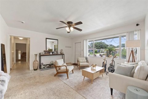 House in Tampa, Florida 4 bedrooms, 148.83 sq.m. № 1845395 - photo 5