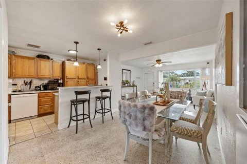 House in Tampa, Florida 4 bedrooms, 148.83 sq.m. № 1845395 - photo 10