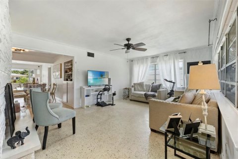 House in Tampa, Florida 4 bedrooms, 148.83 sq.m. № 1845395 - photo 8