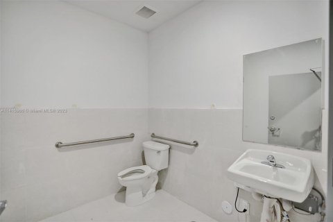 Купить коммерческую недвижимость в Майами, Флорида № 1958750 - фото 13