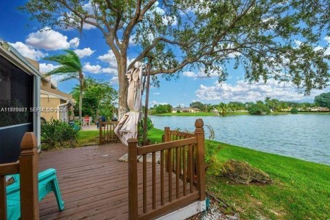 House in Coconut Creek, Florida 2 bedrooms, 91.69 sq.m. № 2041018 - photo 23