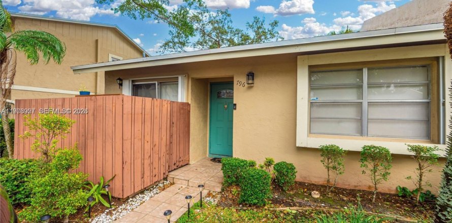 House in Coconut Creek, Florida 2 bedrooms, 91.69 sq.m. № 2041018