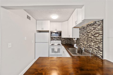 Condo in Gainesville, Florida, 1 bedroom № 2112851 - photo 10