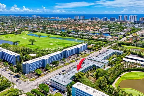 Condo in Hallandale Beach, Florida, 1 bedroom № 2082350 - photo 29