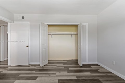 Condo in Hallandale Beach, Florida, 1 bedroom № 2082350 - photo 11