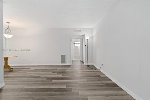 Condo in Hallandale Beach, Florida, 1 bedroom № 2082350 - photo 3