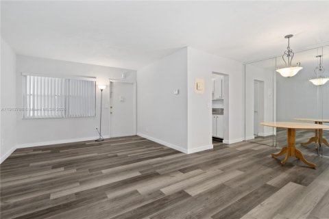 Condo in Hallandale Beach, Florida, 1 bedroom  № 2082350