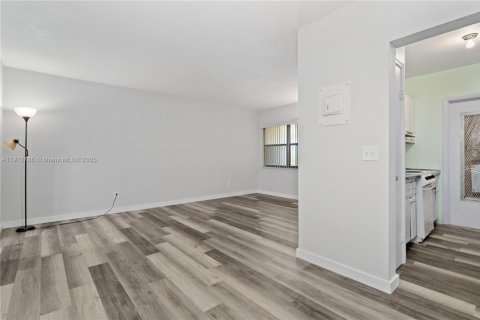 Condo in Hallandale Beach, Florida, 1 bedroom № 2082350 - photo 5