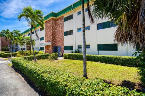 Condo in Hallandale Beach, Florida, 1 bedroom № 2082350 - photo 23