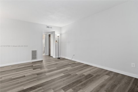 Condo in Hallandale Beach, Florida, 1 bedroom № 2082350 - photo 2