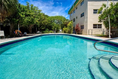 Condo in Hallandale Beach, Florida, 1 bedroom № 2082350 - photo 15