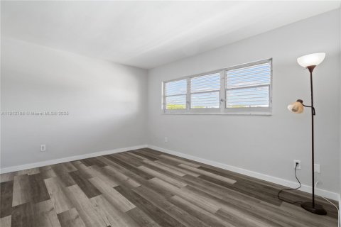 Condo in Hallandale Beach, Florida, 1 bedroom № 2082350 - photo 9