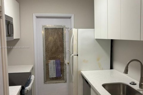Condo in Hallandale Beach, Florida, 1 bedroom № 2082350 - photo 8