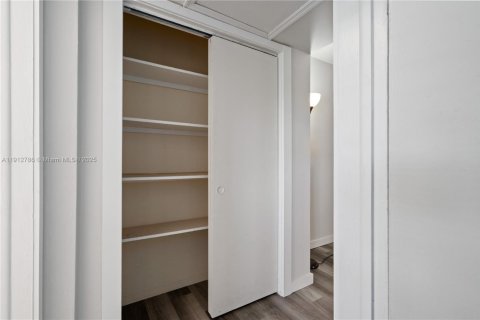 Condo in Hallandale Beach, Florida, 1 bedroom № 2082350 - photo 12