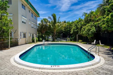 Condo in Hallandale Beach, Florida, 1 bedroom № 2082350 - photo 17