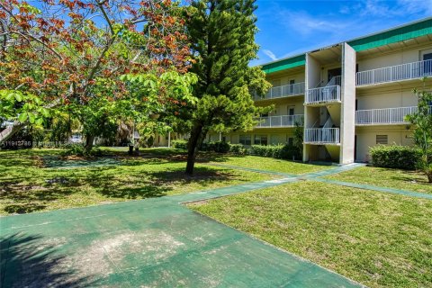 Condo in Hallandale Beach, Florida, 1 bedroom № 2082350 - photo 21