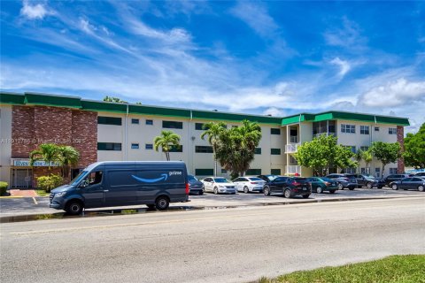 Condo in Hallandale Beach, Florida, 1 bedroom № 2082350 - photo 26