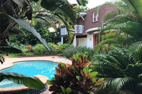 Casa en venta en Plantation, Florida, 4 dormitorios, 250.28 m2 № 1986769 - foto 1