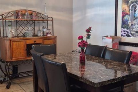 Villa ou maison à vendre à Kissimmee, Floride: 4 chambres, 161.65 m2 № 2277016 - photo 4
