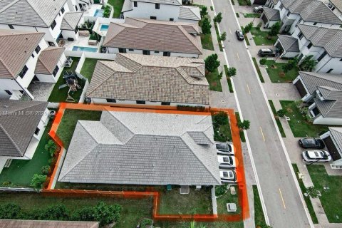 House in Doral, Florida 4 bedrooms, 212.28 sq.m. № 1776480 - photo 18