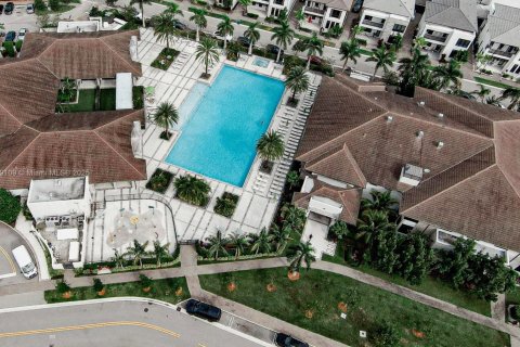 House in Doral, Florida 4 bedrooms, 212.28 sq.m. № 1776480 - photo 7