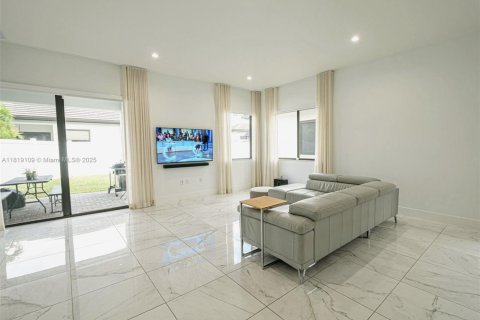 House in Doral, Florida 4 bedrooms, 212.28 sq.m. № 1776480 - photo 3