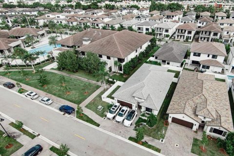 House in Doral, Florida 4 bedrooms, 212.28 sq.m. № 1776480 - photo 16