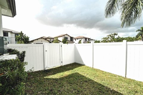 House in Doral, Florida 4 bedrooms, 212.28 sq.m. № 1776480 - photo 13