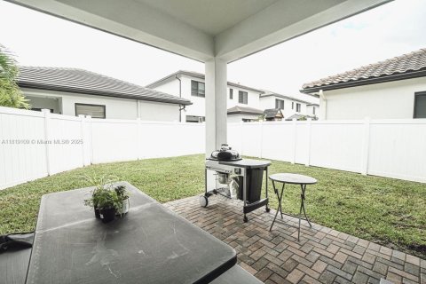 House in Doral, Florida 4 bedrooms, 212.28 sq.m. № 1776480 - photo 11