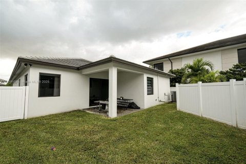 House in Doral, Florida 4 bedrooms, 212.28 sq.m. № 1776480 - photo 12