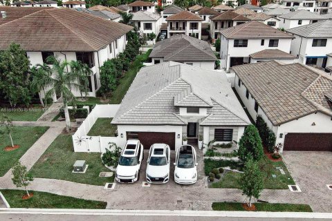 House in Doral, Florida 4 bedrooms, 212.28 sq.m. № 1776480 - photo 14