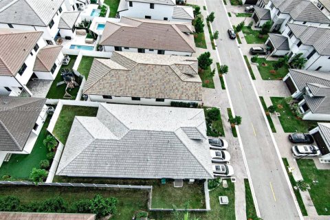 House in Doral, Florida 4 bedrooms, 212.28 sq.m. № 1776480 - photo 15