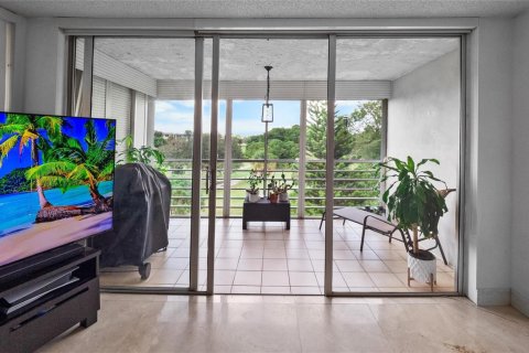 Condo in Pompano Beach, Florida, 2 bedrooms № 2254692 - photo 23