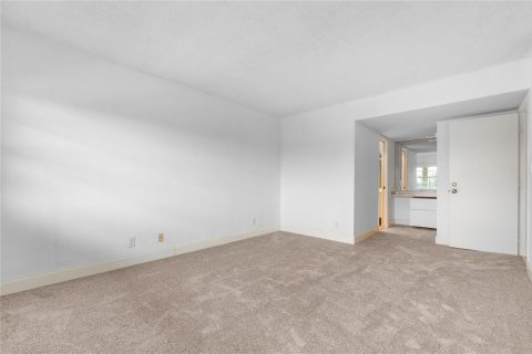 Condo in Pompano Beach, Florida, 2 bedrooms № 2254692 - photo 12