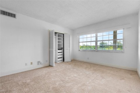 Condo in Pompano Beach, Florida, 2 bedrooms № 2254692 - photo 9
