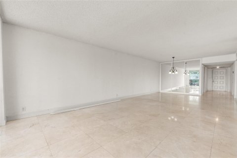 Condo in Pompano Beach, Florida, 2 bedrooms № 2254692 - photo 17