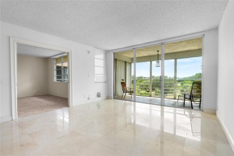 Condo in Pompano Beach, Florida, 2 bedrooms № 2254692 - photo 15