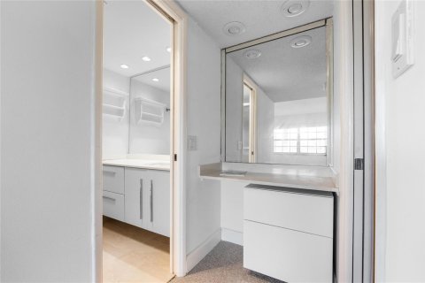 Condo in Pompano Beach, Florida, 2 bedrooms № 2254692 - photo 14