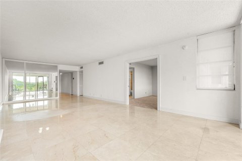 Condo in Pompano Beach, Florida, 2 bedrooms № 2254692 - photo 18