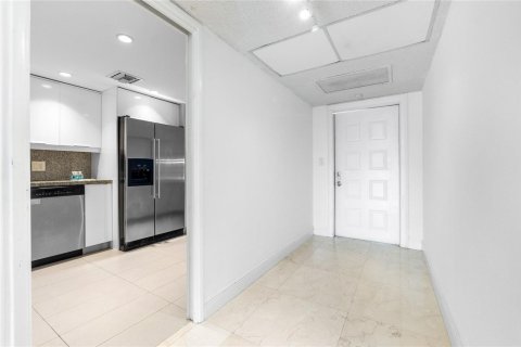 Condo in Pompano Beach, Florida, 2 bedrooms № 2254692 - photo 3