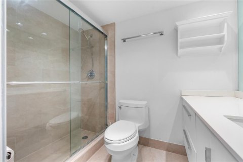 Condo in Pompano Beach, Florida, 2 bedrooms № 2254692 - photo 13