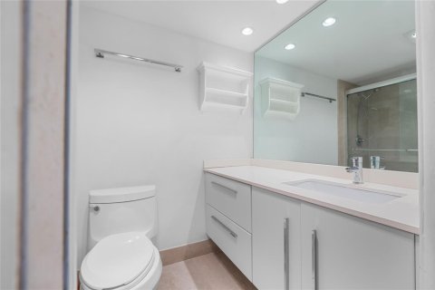 Condo in Pompano Beach, Florida, 2 bedrooms № 2254692 - photo 11
