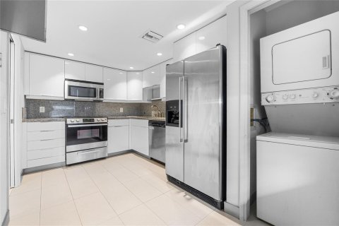 Condo in Pompano Beach, Florida, 2 bedrooms № 2254692 - photo 5