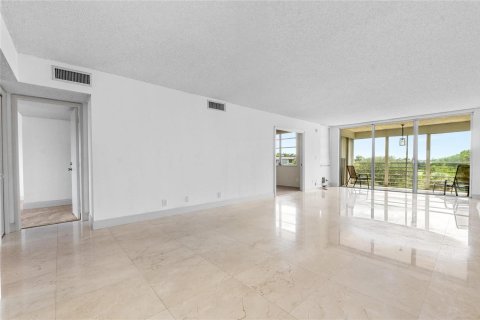Condo in Pompano Beach, Florida, 2 bedrooms № 2254692 - photo 19