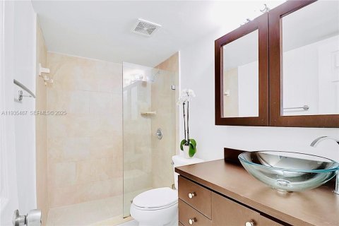 Condo in Pompano Beach, Florida, 2 bedrooms № 2037765 - photo 2
