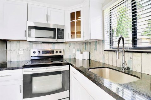 Condo in Pompano Beach, Florida, 2 bedrooms № 2037765 - photo 8