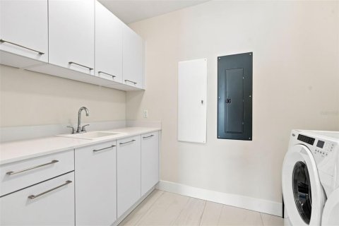 Condo in Saint Petersburg, Florida, 3 bedrooms № 2226292 - photo 29