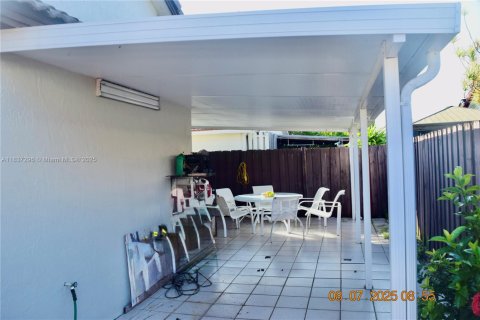 Villa ou maison à vendre à Miami, Floride: 3 chambres, 129.6 m2 № 1960337 - photo 12