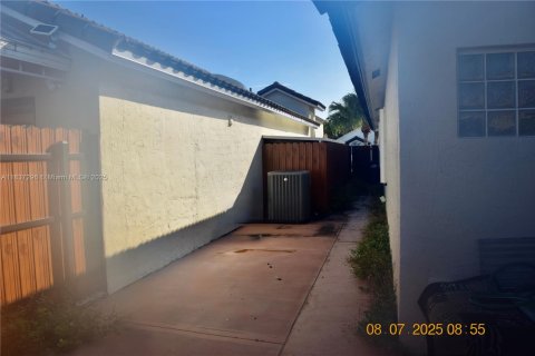 Villa ou maison à vendre à Miami, Floride: 3 chambres, 129.6 m2 № 1960337 - photo 11